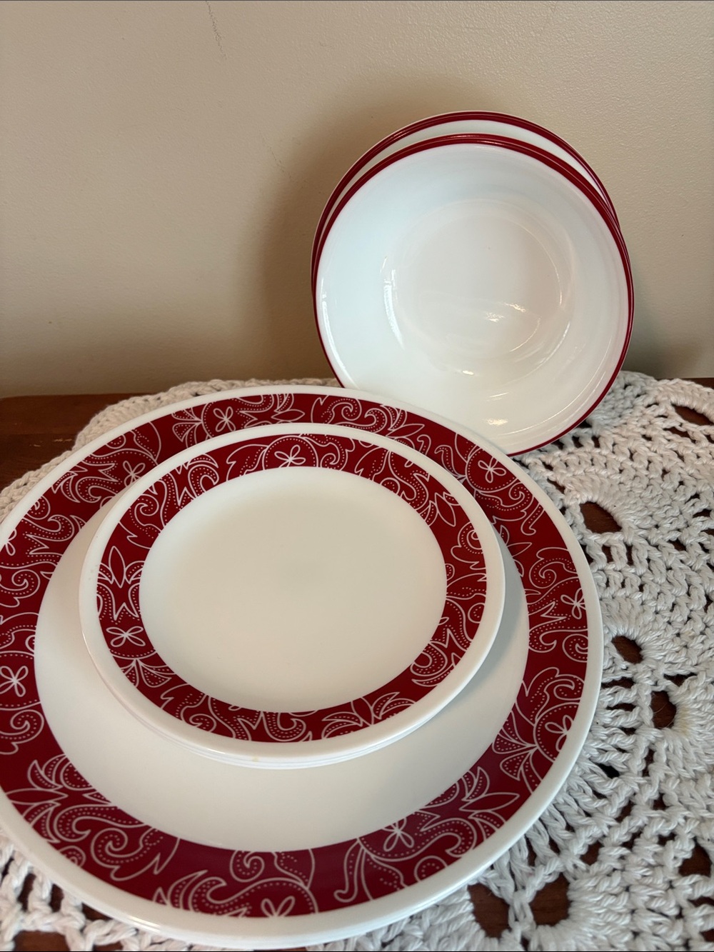 Corelle Red Paisley Accent Dinnerware 4pc Setting - White and Red